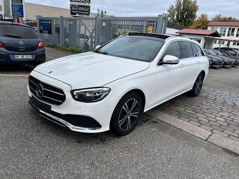 Weiß Gebraucht 2020 Mercedes E220 Kombi | 15.900 € - Bild 1/4