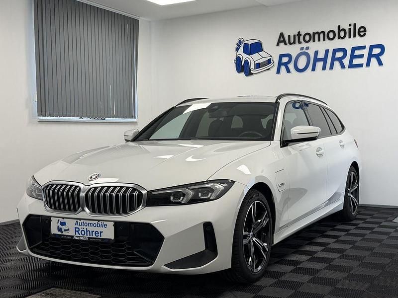 Weiß alpinweiss iii (300) Gebraucht 2022 BMW 330e M Sport Kombi | 29.990 € (Guter Preis) - Bild 1/4