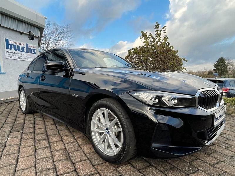 Schwarz Gebraucht 2022 BMW 330e Sport Line Limousine | 25.990 € (Guter Preis) - Bild 1/4