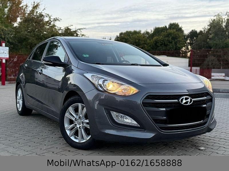 Grau Gebraucht 2015 Hyundai i30 Trend Limousine | 9.199 € (Fairer Preis) - Bild 1/4