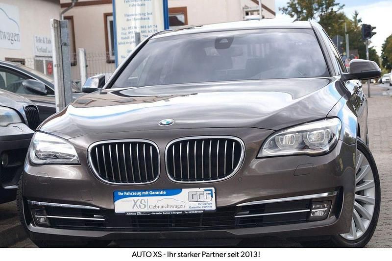 Braun Gebraucht 2013 BMW 740 Sport Line Limousine | 17.490 € (Fairer Preis) - Bild 1/4