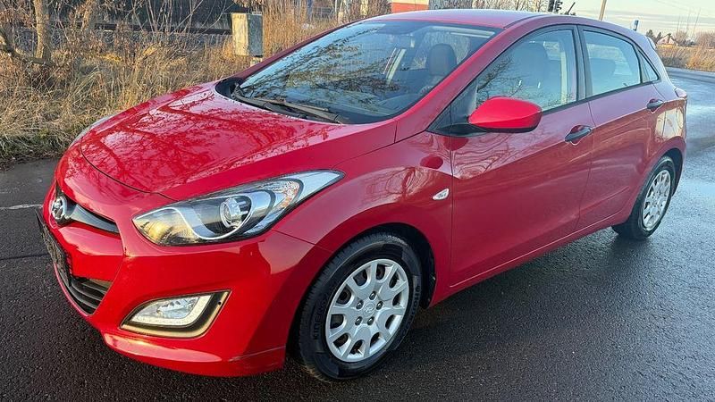 Gebraucht Hyundai i30 99 PS (72 kW) 2012 Rot Limousine