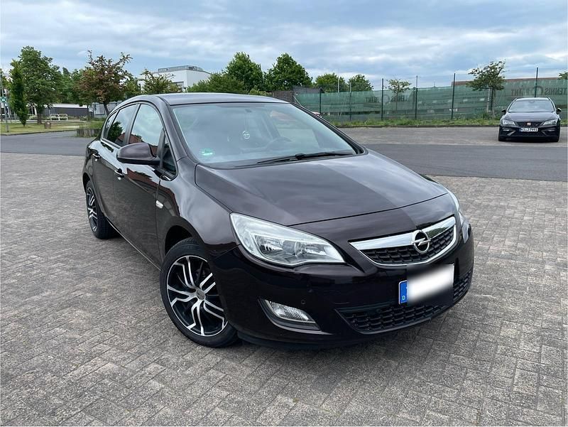 Braun Gebraucht 2012 Opel Astra Limousine | 4.499 € (Fairer Preis) - Bild 1/4