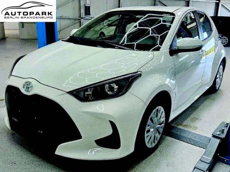 Weiß Gebraucht 2023 Toyota Yaris Comfort Limousine | 12.990 € (Guter Preis) - Bild 1/4