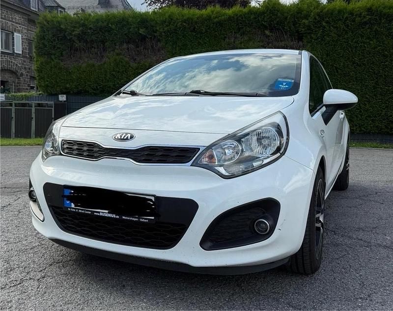 Weiß Gebraucht 2014 Kia Rio Kleinwagen | 5.400 € (Fairer Preis) - Bild 1/4