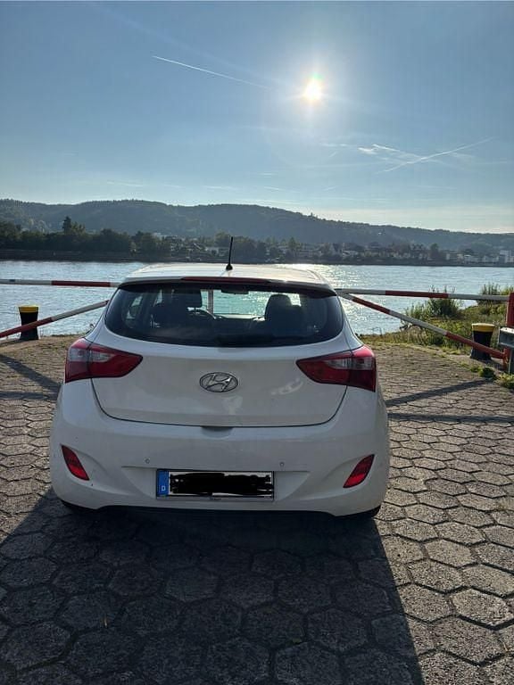 Weiß Gebraucht 2013 Hyundai i30 Style Limousine | 5.400 € (Guter Preis) - Bild 1/4