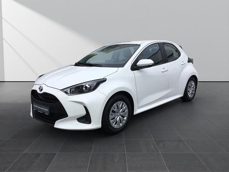 Weiß Gebraucht 2023 Toyota Yaris Hybrid Business Edition Limousine | 18.980 € (Guter Preis) - Bild 1/4