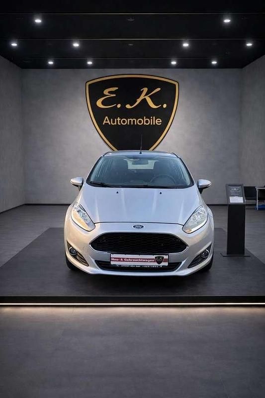 Gebraucht Ford Fiesta Celebration 101 PS (74 kW) 2017 Polarsilber metallic Kleinwagen