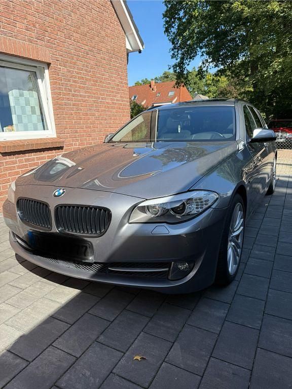 Grau Gebraucht 2011 BMW 525 Kombi | 15.990 € (Teuer) - Bild 1/4