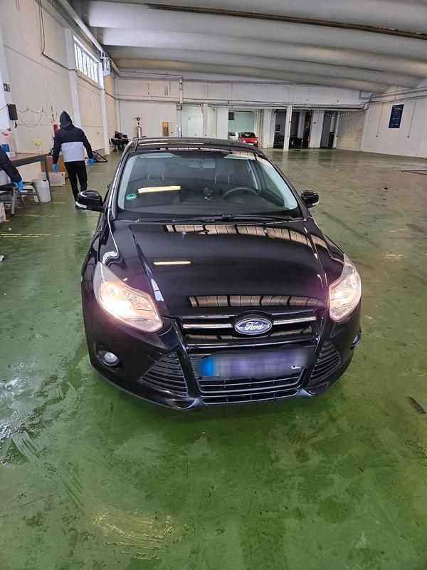 Schwarz Gebraucht 2011 Ford Focus Limousine | 3.000 € (Fairer Preis) - Bild 1/4