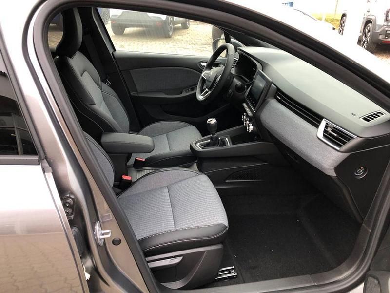 Neu Renault Clio V Techno 91 PS (66 kW) 2026 Grau Limousine