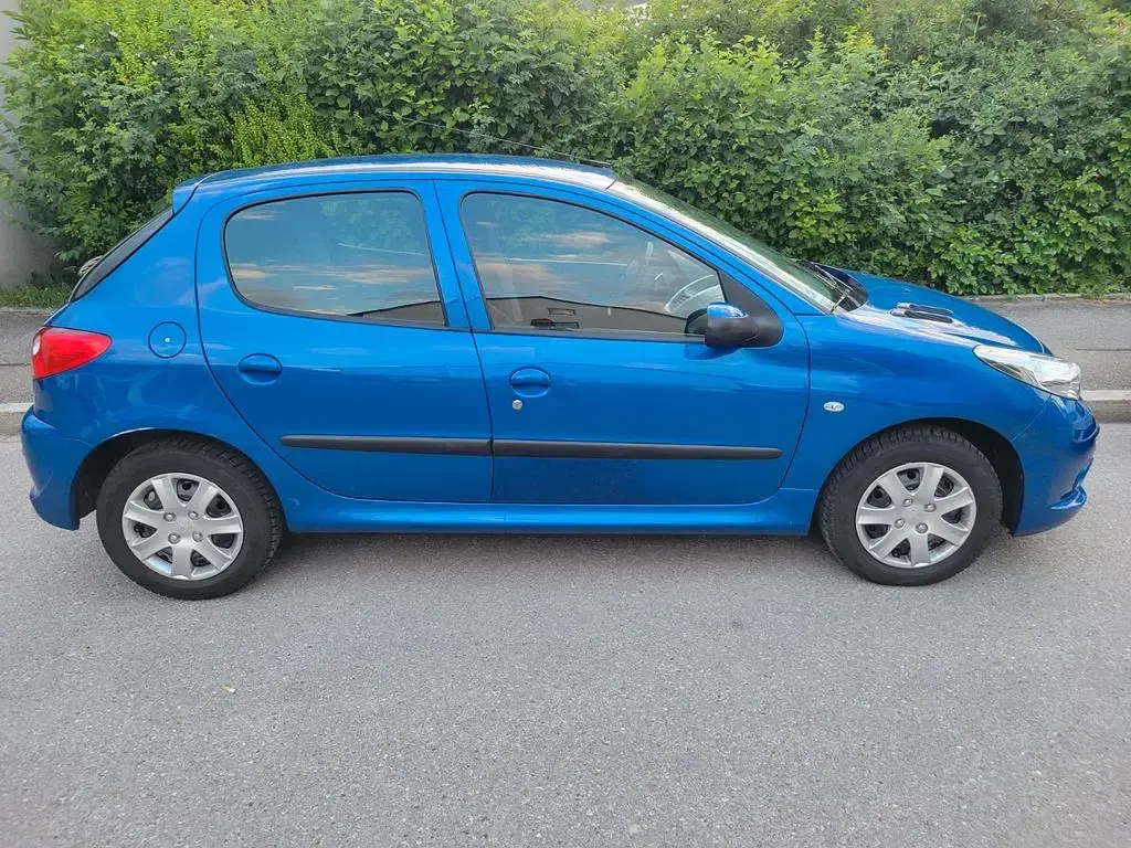 Gebraucht Peugeot 206+ 73 PS (53 kW) 2011 Blau Kleinwagen