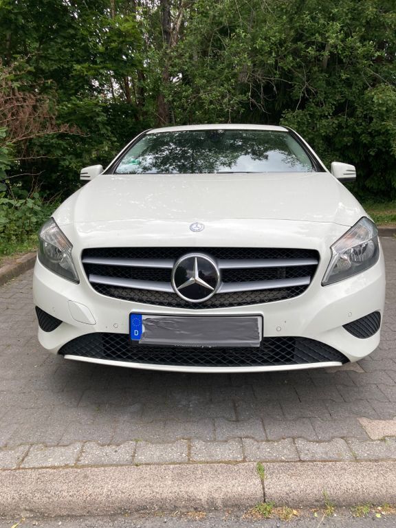 Weiß Gebraucht 2015 Mercedes A180 Edition Limousine | 7.377 € (Superpreis) - Bild 1/4