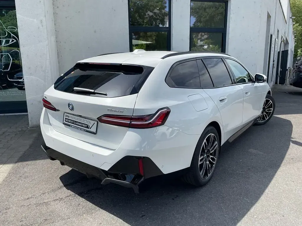 Gebraucht BMW 550e M Sport 489 PS (359 kW) 2025 Alpinweiss Kombi