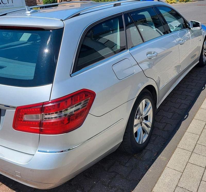 Silber Gebraucht 2011 Mercedes E200 Avantgarde Limousine | 6.300 € (Superpreis) - Bild 1/1