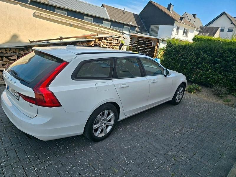 Weiß Gebraucht 2017 Volvo V90 Momentum Kombi | 15.900 € (Superpreis) - Bild 1/4