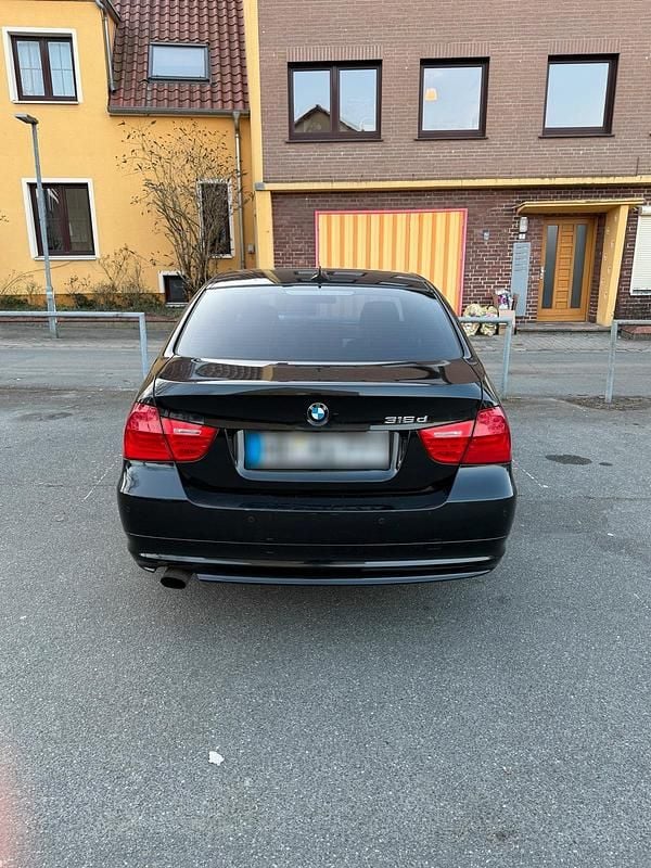 Gebraucht BMW 316 115 PS (84 kW) 2011 Schwarz Limousine