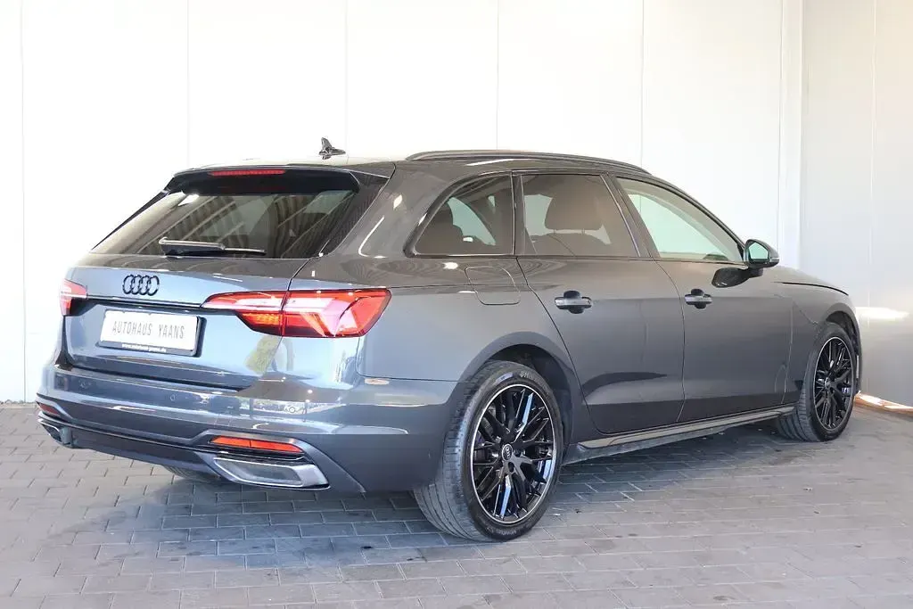Używany Audi A4 Advanced 163 KM (119 kW) 2023 Szary Sedan/Limuzyna