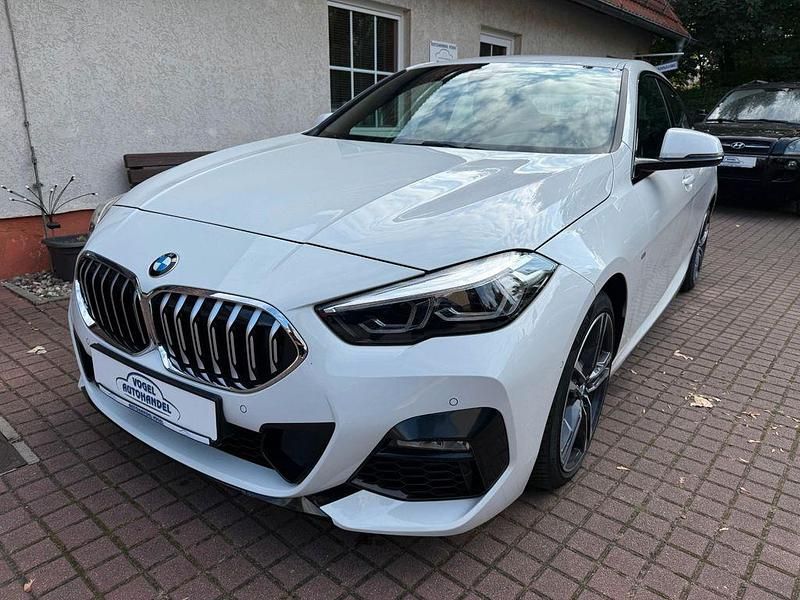 Alpinweiss iii Gebraucht 2021 BMW 218 M Sport Coupé | 22.800 € (Fairer Preis) - Bild 1/4
