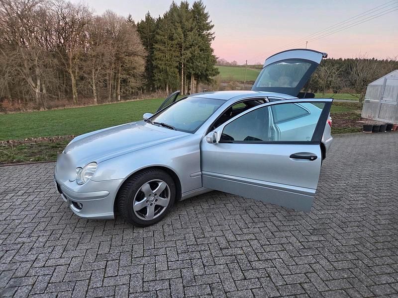 Gebraucht Mercedes 180 143 PS (105 kW) 2004 Silber Limousine