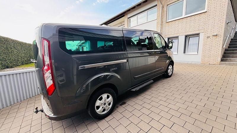 Gebraucht Ford Tourneo Titanium 155 PS (114 kW) 2015 Grau Van / Kleinbus