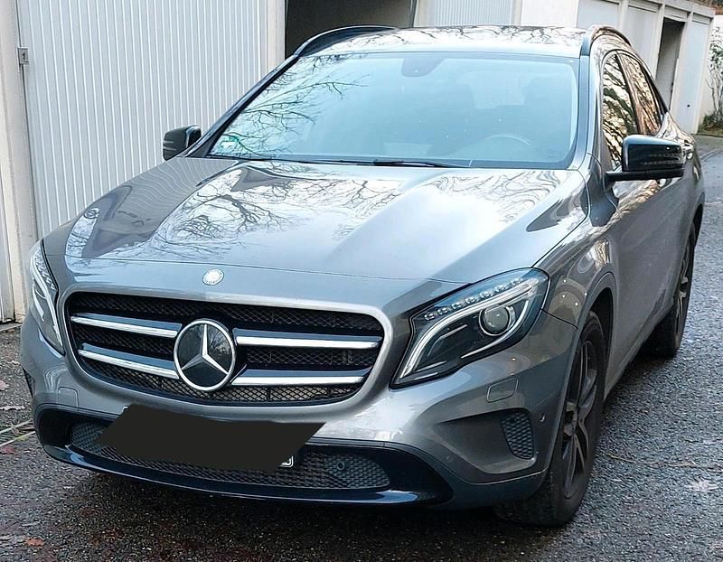 Grau Gebraucht 2014 Mercedes GLA250 Urban SUV | 15.800 € (Fairer Preis) - Bild 1/1