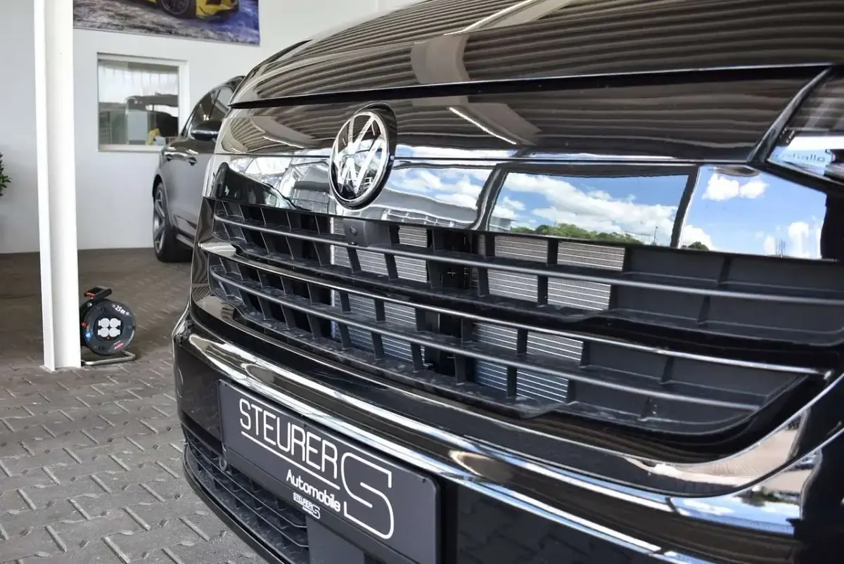 Neu VW Caravelle Life 150 PS (110 kW) 2026 Midnight black metallic Van