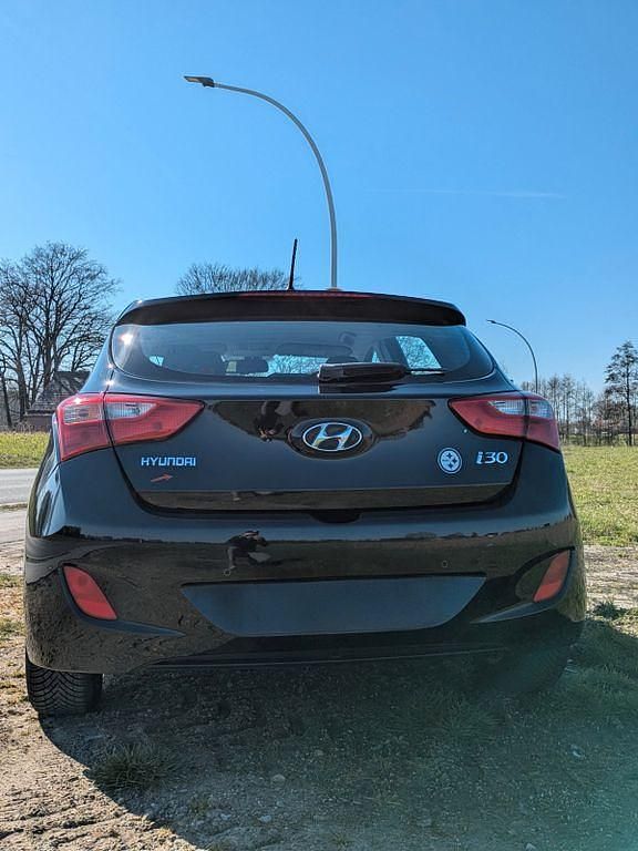 Gebraucht Hyundai i30 Classic 99 PS (72 kW) 2014 Schwarz Limousine