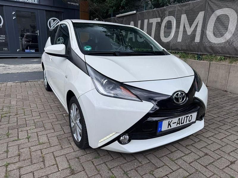 Weiß Gebraucht 2016 Toyota Aygo X-play Kleinwagen | 7.850 € (Superpreis) - Bild 1/4