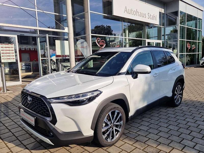 Platinum white pearl mc. Gebraucht 2022 Toyota Corolla Cross Team SUV | 29.980 € - Bild 1/4