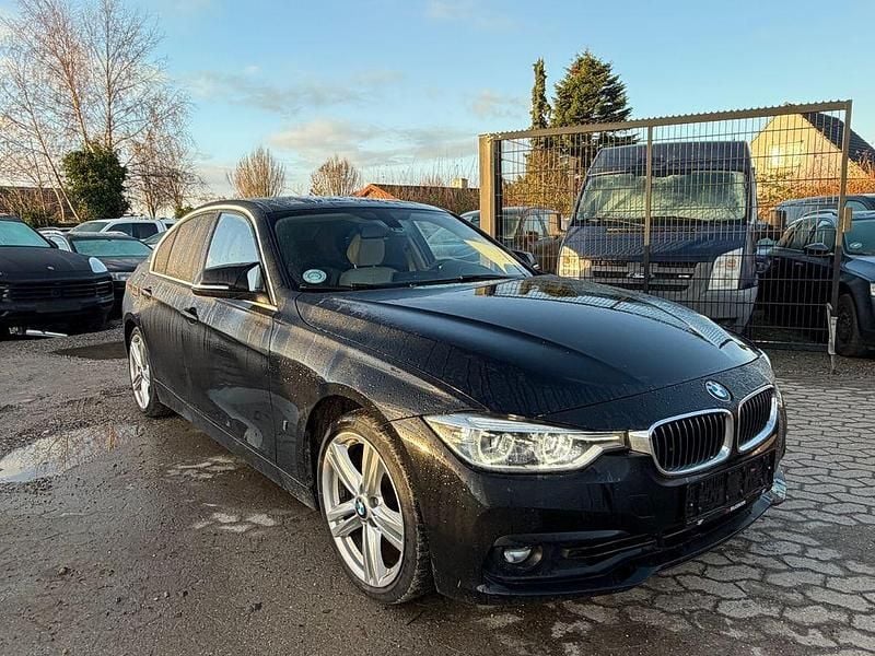 Schwarz Gebraucht 2016 BMW 330e Luxury Line Limousine | 9.900 € (Guter Preis) - Bild 1/4