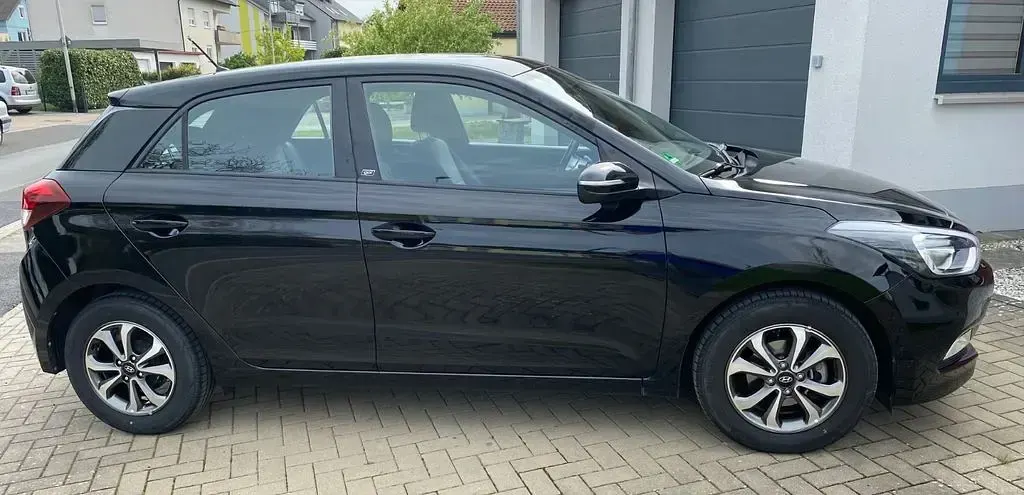 Gebraucht Hyundai i20 75 PS (55 kW) 2018 Schwarz Limousine