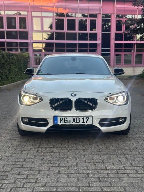 Weiß Gebraucht 2012 BMW 116 Sport Line Kleinwagen | 7.199 € (Fairer Preis) - Bild 1/4