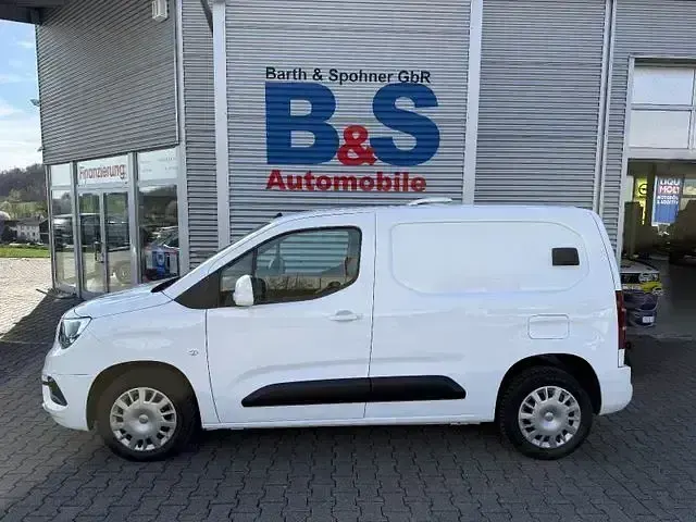 Używany Opel Combo Edition 131 KM (96 kW) 2021 Biały Minivan