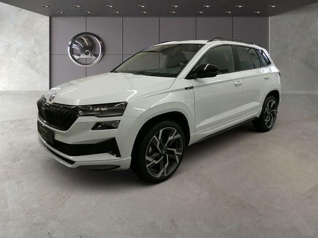 Schwarz Neu 2025 Skoda Karoq SportLine SUV | 36.980 € (Fairer Preis) - Bild 1/3