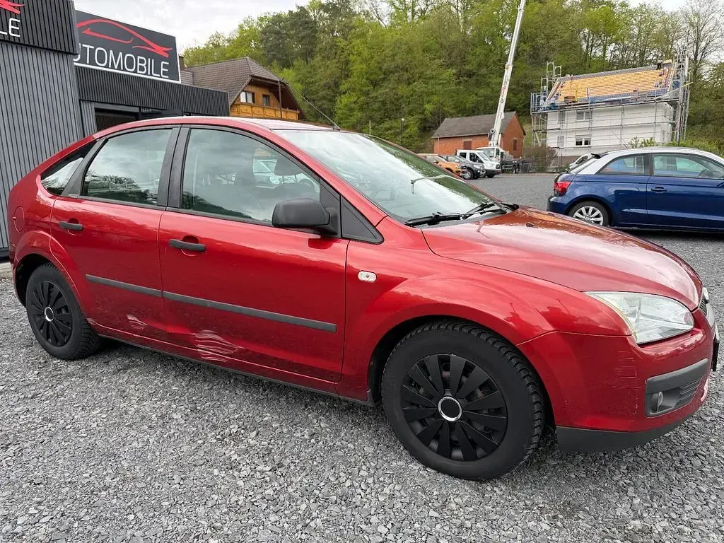 Usado Ford Focus Trend 101 CV (74 kW) 2006 Rojo Berlina