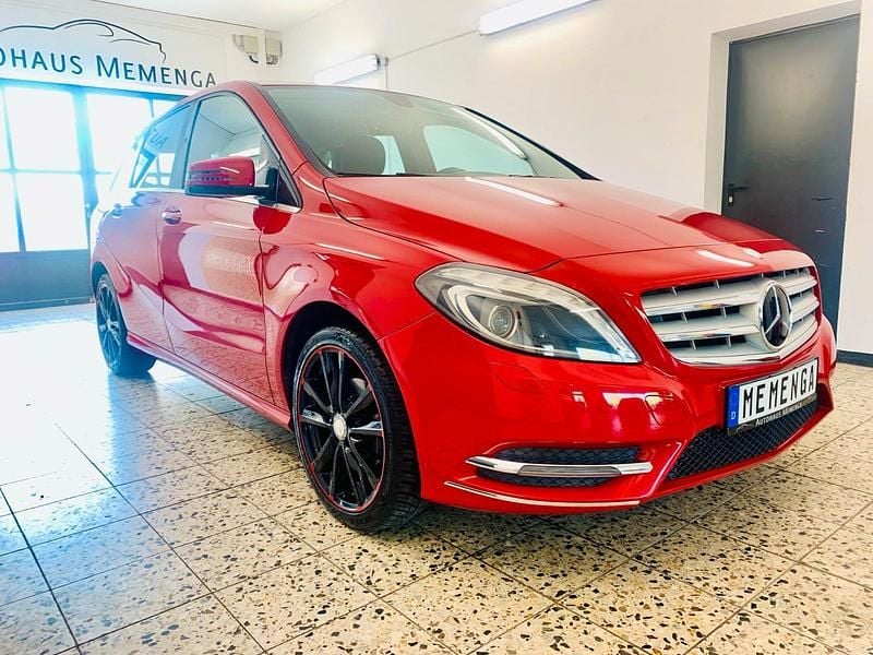 Rot Gebraucht 2013 Mercedes B180 Van / Kleinbus | 13.000 € (Teuer) - Bild 1/4
