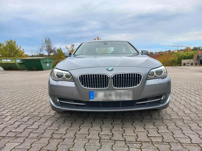 Grau Gebraucht 2011 BMW 523 Limousine | 12.200 € (Guter Preis) - Bild 1/4