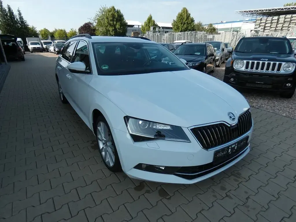 Gebraucht Skoda Superb Ambition 150 PS (110 kW) 2016 Weiß Kombi