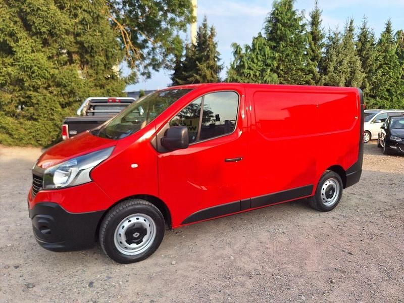 Gebraucht Renault Trafic 90 PS (66 kW) 2016 Rot Van / Kleinbus