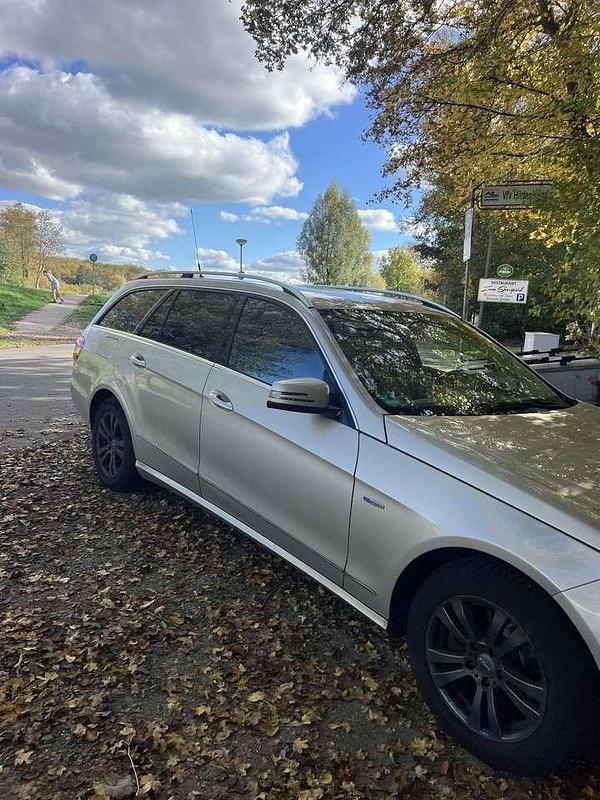 Beige Gebraucht 2012 Mercedes E200 Kombi | 6.800 € (Teuer) - Bild 1/4