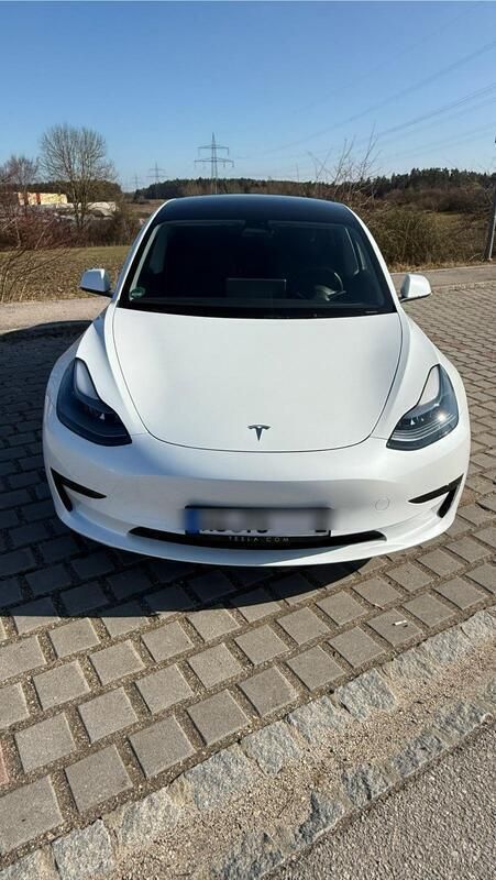Weiß Gebraucht 2022 Tesla Model 3 Limousine | 31.900 € (Etwas zu teuer) - Bild 1/4