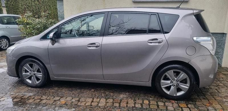 Gebraucht Toyota Verso 150 PS (110 kW) 2014 Andere farben Van / Kleinbus