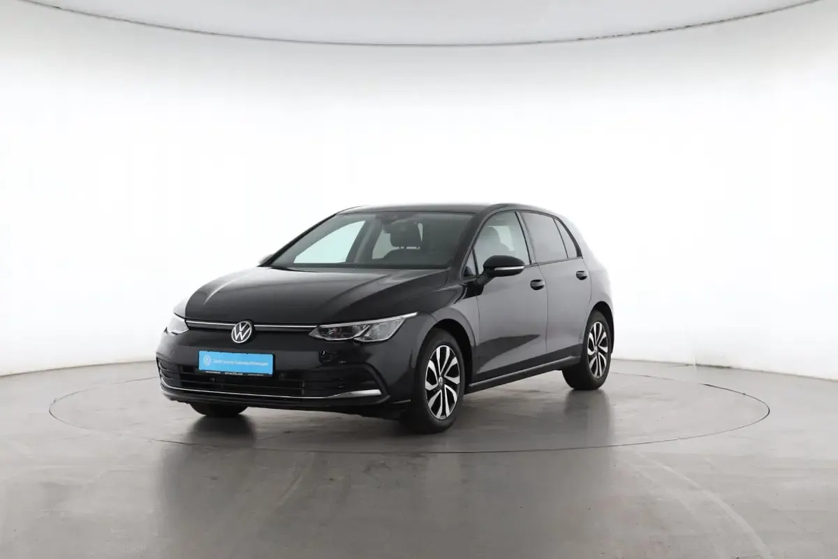 Gebraucht VW Golf VIII Active 150 PS (110 kW) 2021 Deep black perleffekt Kleinwagen