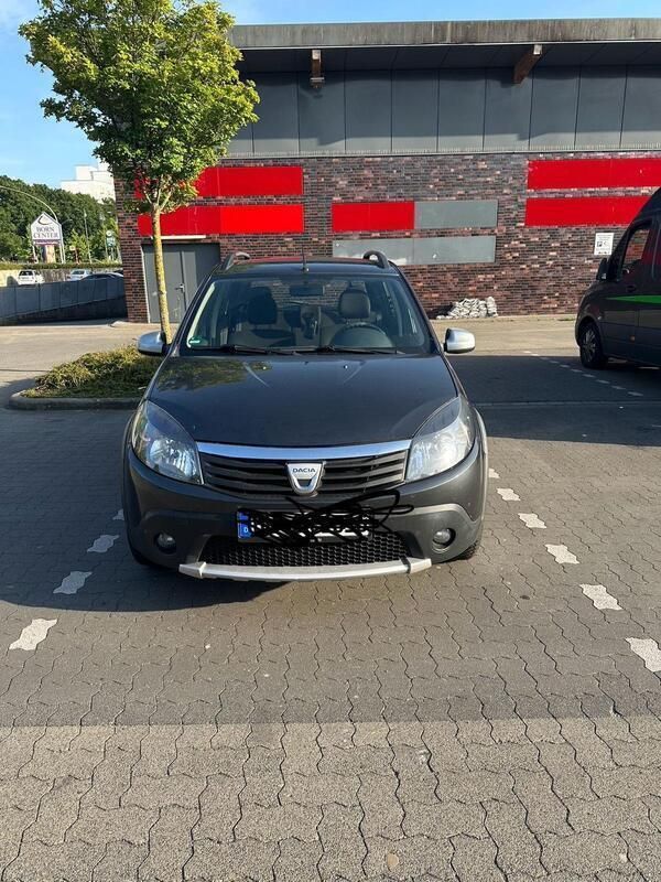 Grau Gebraucht 2011 Dacia Sandero Stepway Kleinwagen | 4.000 € - Bild 1/4