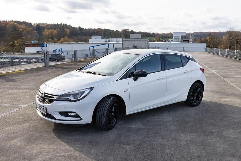 Weiß Gebraucht 2019 Opel Astra Dynamic Limousine | 10.590 € (Guter Preis) - Bild 1/4