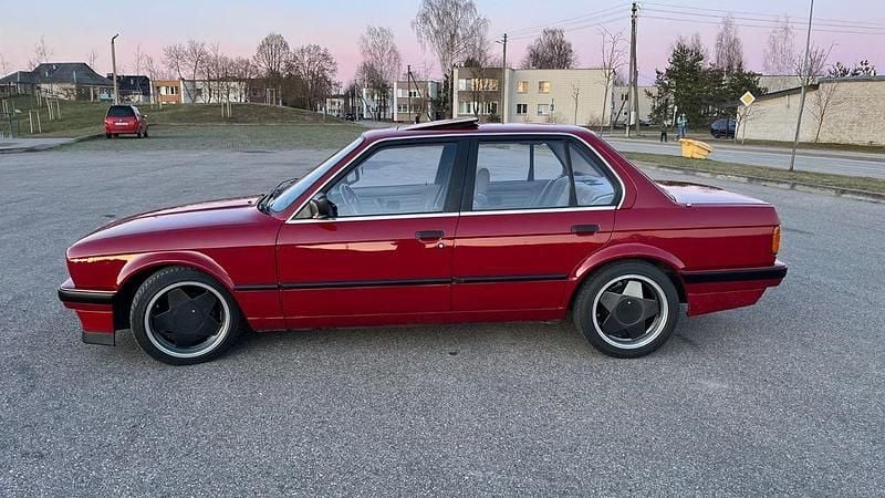 Gebraucht BMW 324 86 PS (63 kW) 1991 Rot Limousine