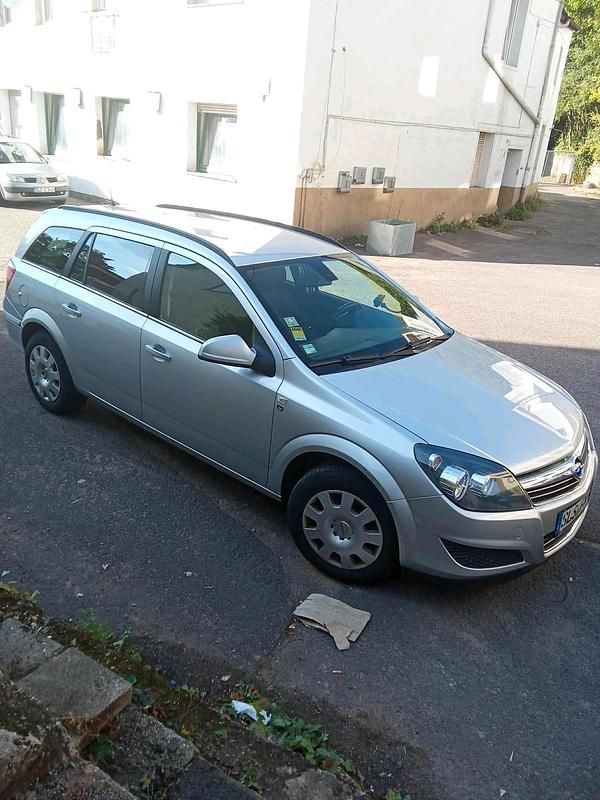 Grün Gebraucht 2012 Opel Astra Kombi | 2.000 € (Superpreis) - Bild 1/4