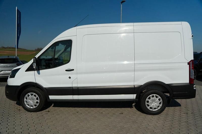 Gebraucht Ford Transit Trend 131 PS (96 kW) 2022 Weiß Van / Kleinbus