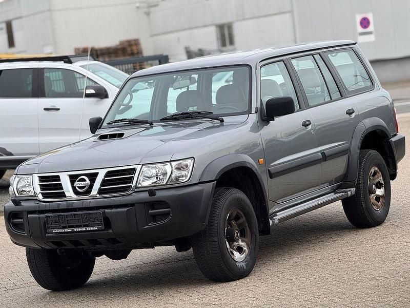 Grau Gebraucht 2004 Nissan Patrol Comfort SUV | 15.900 € (Teuer) - Bild 1/4